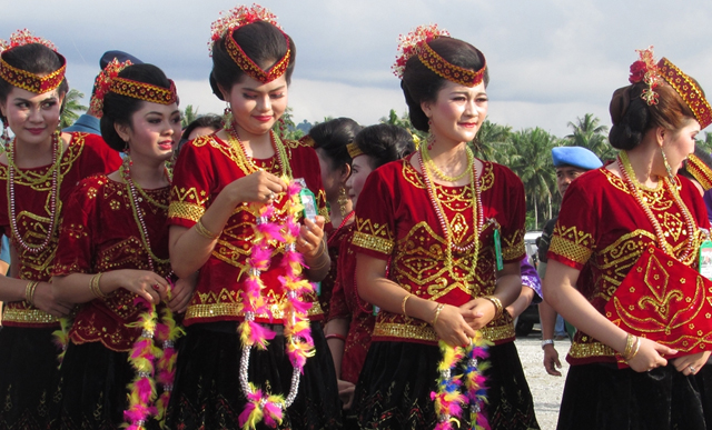 Penari Tarian Poso di Festival Danau Poso. Dok. Lavia Farareta